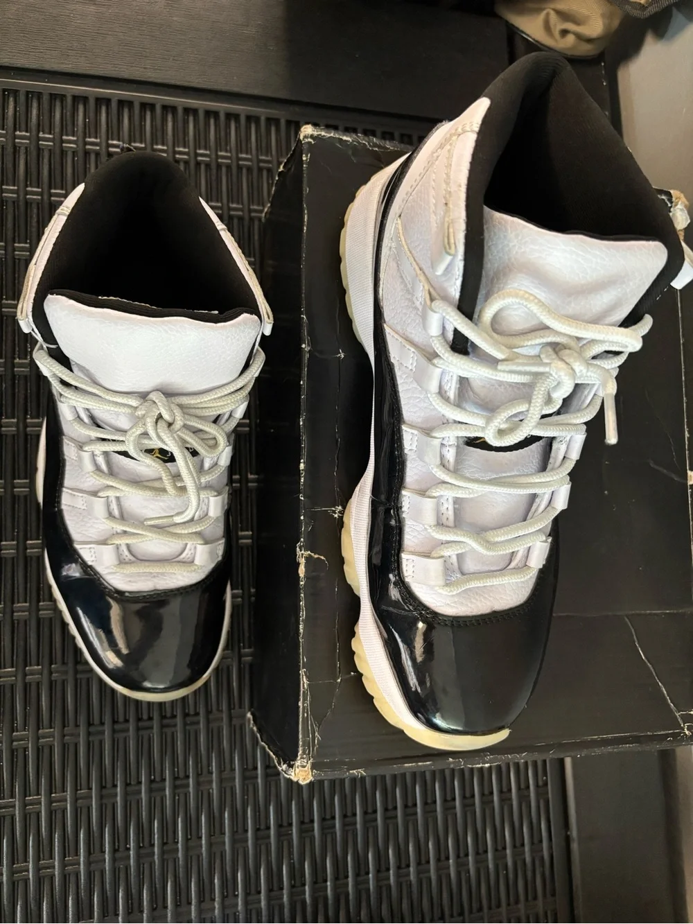 Air Jordan 11 Retro Concord Men’s Size 9.5 White Black CT8012-170
